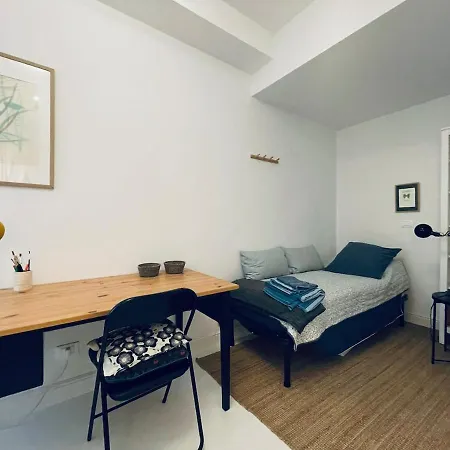 Secluded With Garden In דירה פררה