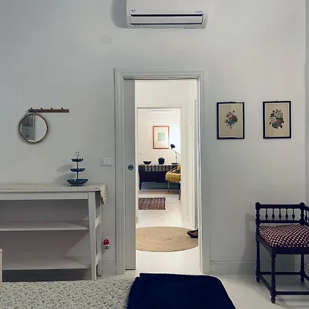 Secluded With Garden In דירה *