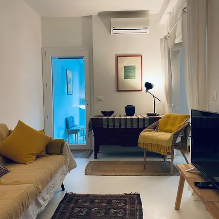 Secluded With Garden In פררה