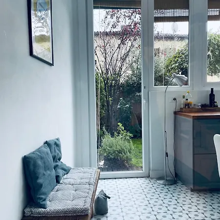 Apartmán Secluded With Garden In *