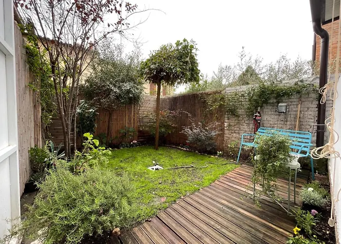 Secluded With Garden In Apartament